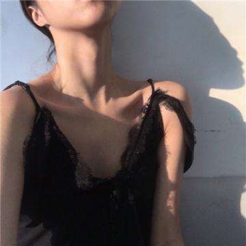 女子景区遛狗追逐时狗被碾压，女子失控发飙殴打司机，目击者：司机全程没还手